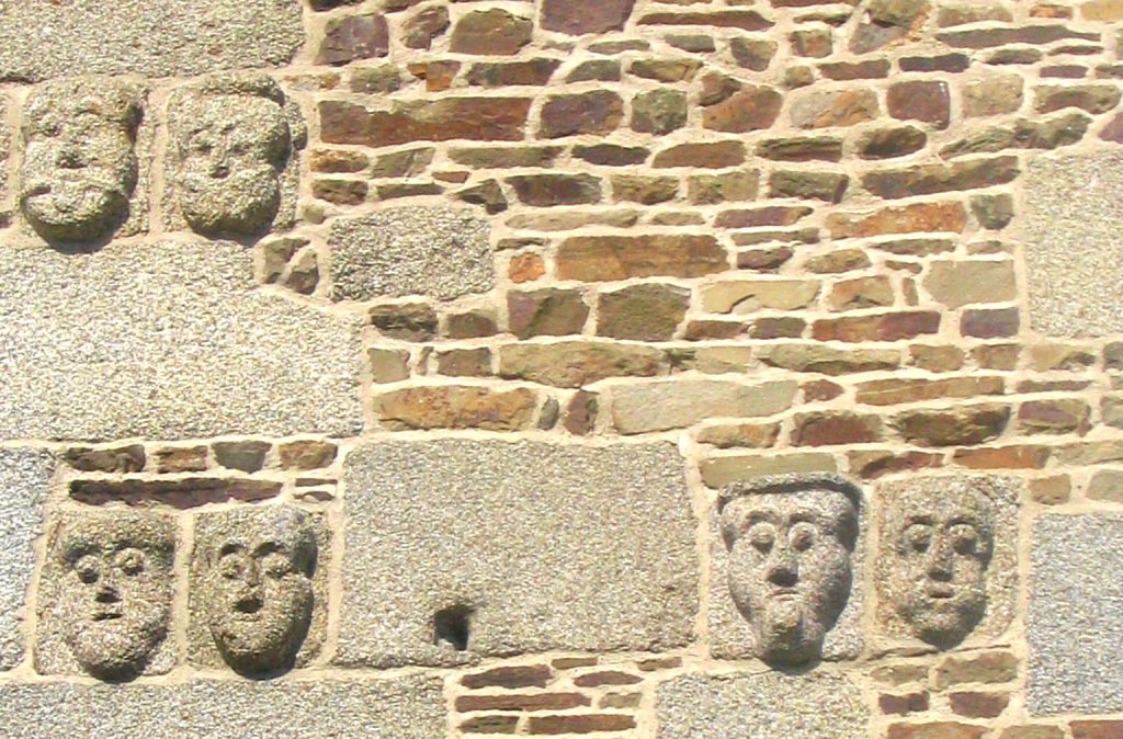 Bazouges-La-Pérouse, Máscaras muecas