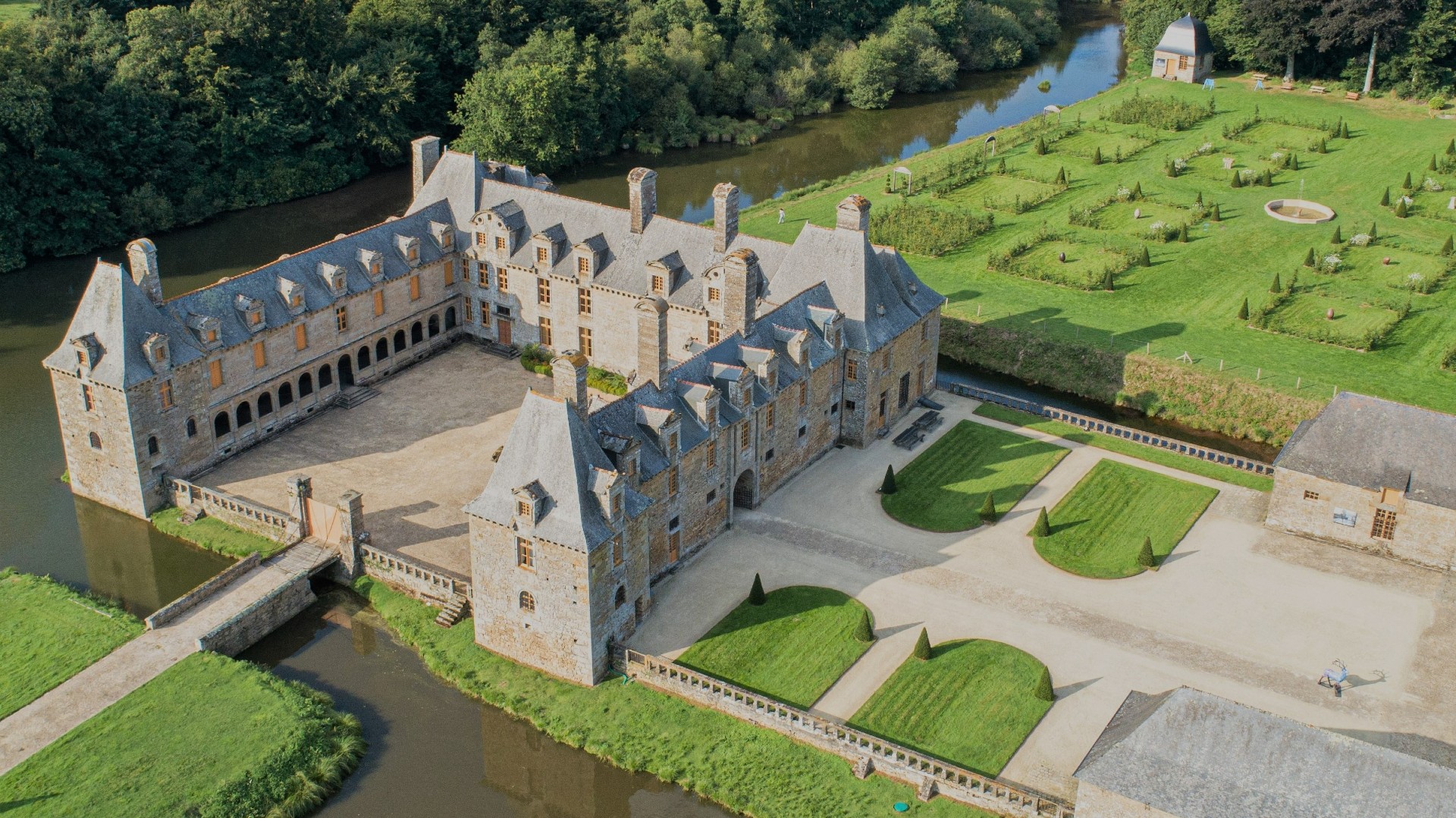 Château et jardins Le Rocher Portail