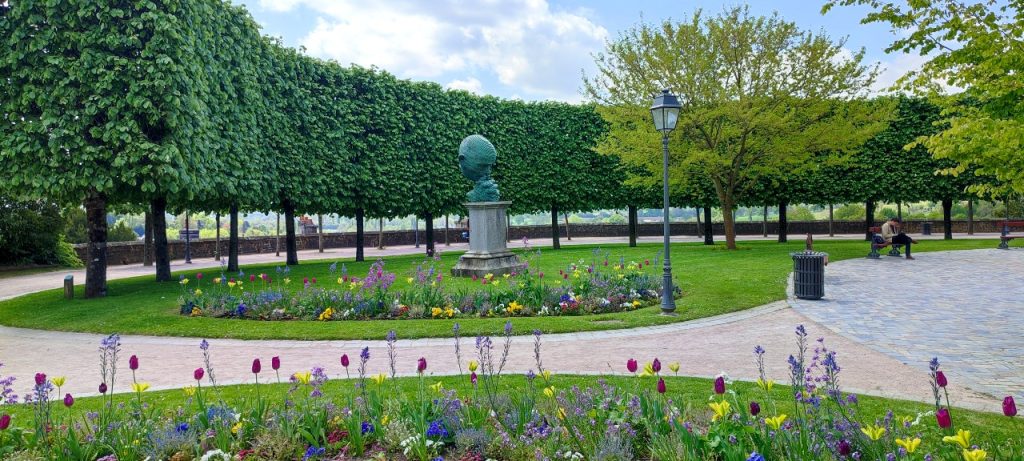Jardin Public de Fougères - vue sur sculpture