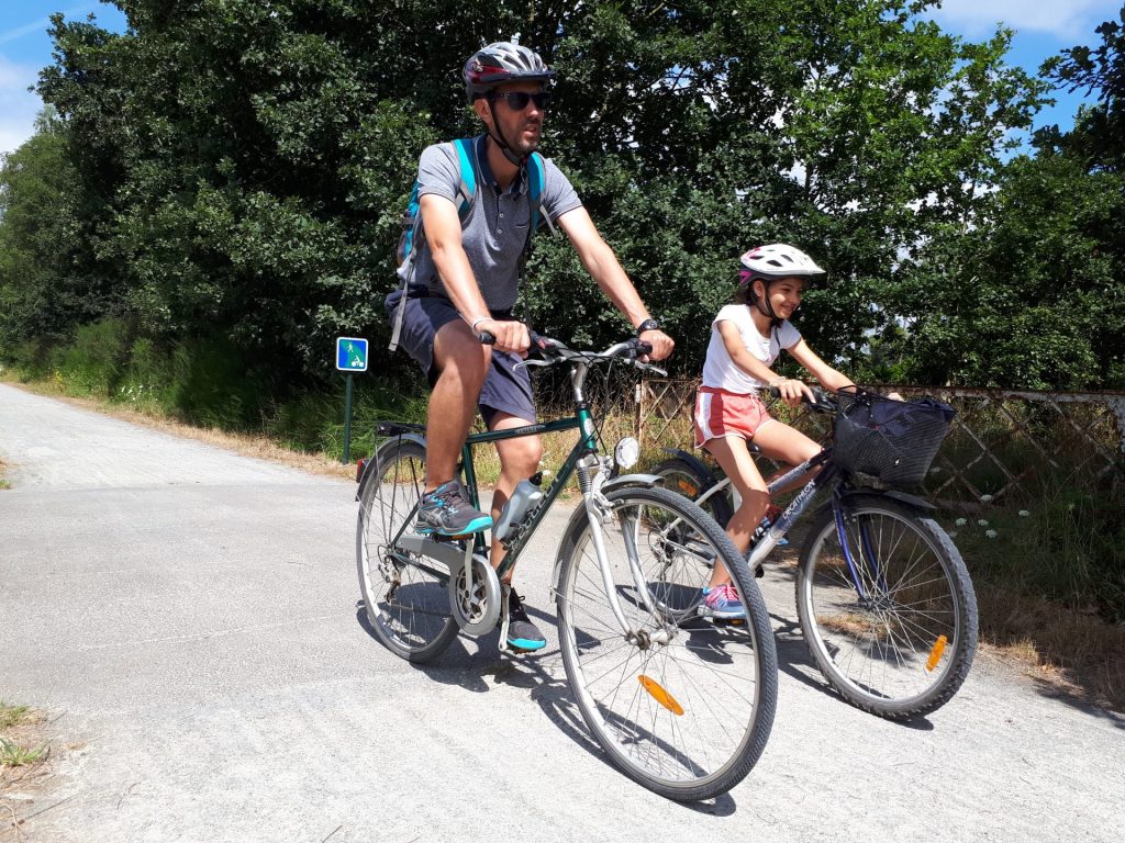 papá e hija en bicicleta