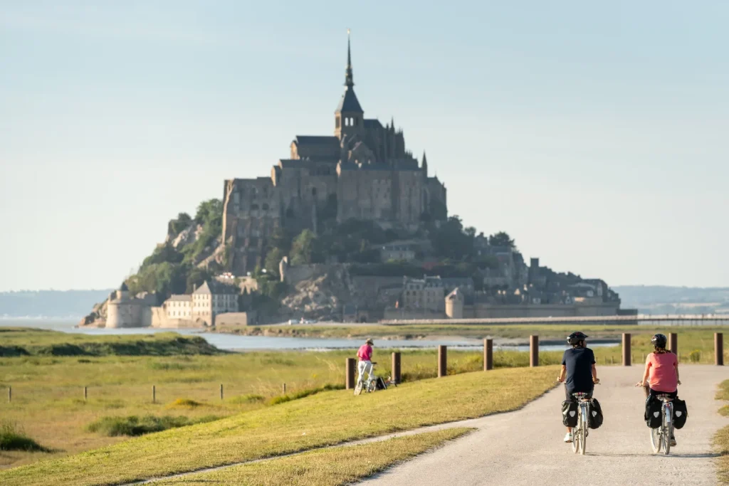 Cyclistes en direction du Mont