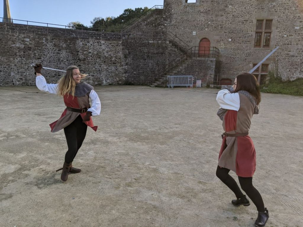 Dos caballeros enzarzados en una pelea de espadas