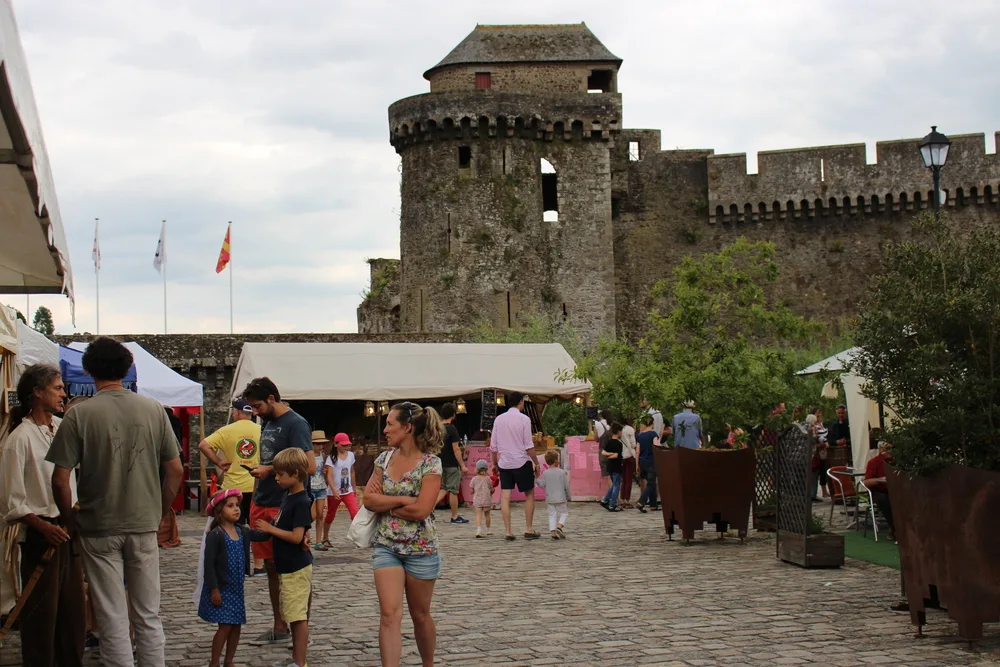 Photo d'un marché médiéval dans la cour du château de Fougères