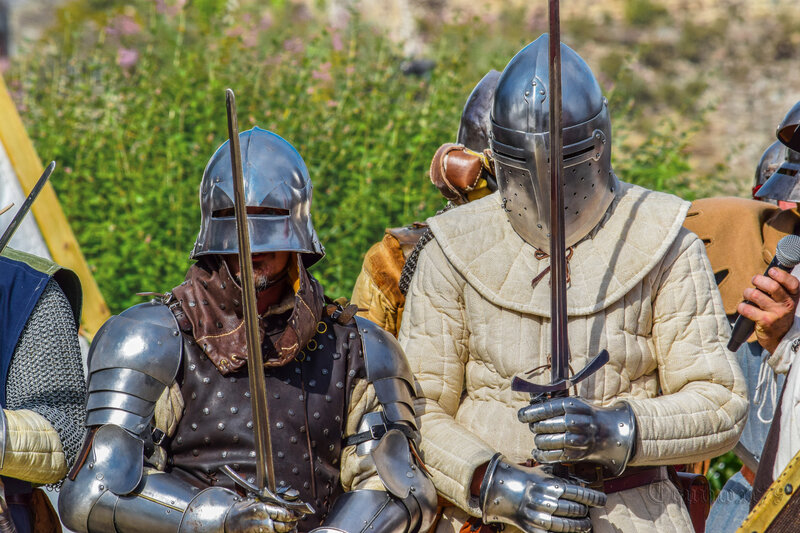 Photo de deux chevaliers en armure tenant leurs épées devant eux