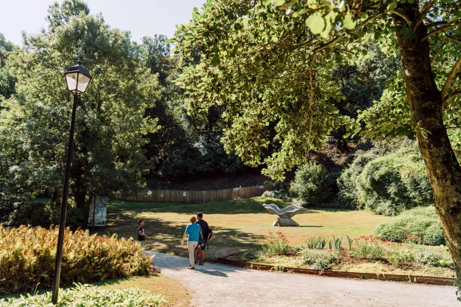 Paar im Garten von Nançon