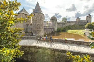 Cyclist in front of the castle