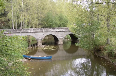 Puente Couesnon con canoa