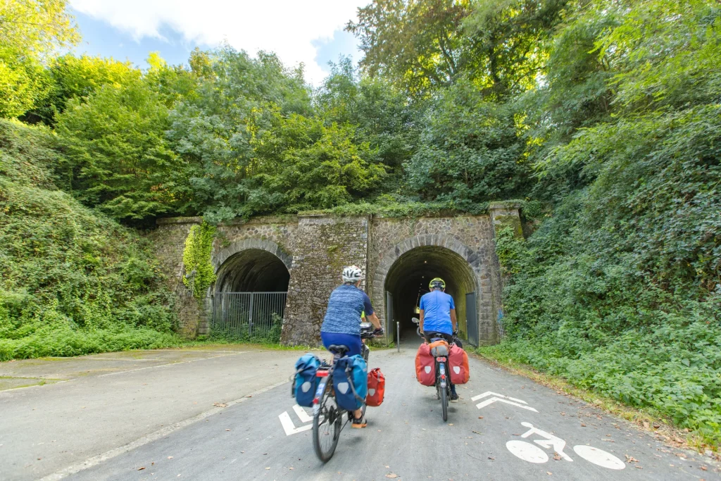 Radfahren durch den Fougères-Tunnel