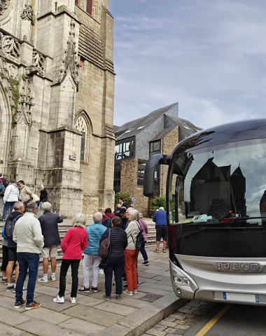 Groupe en bus devant saint léonard