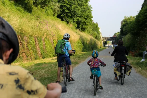 Familie auf dem Fahrrad