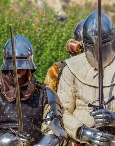 Photo de deux chevaliers en armure tenant leurs épées
