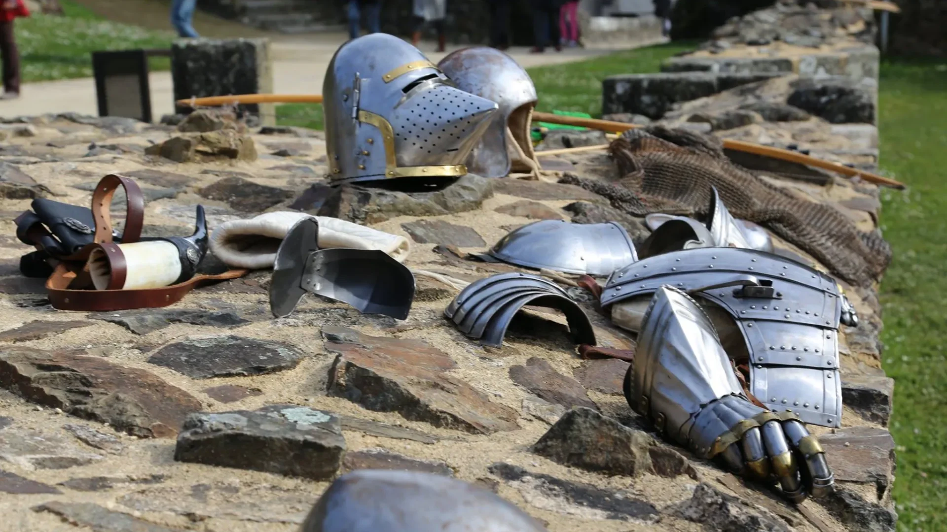 Knight's armor displayed on a low wall